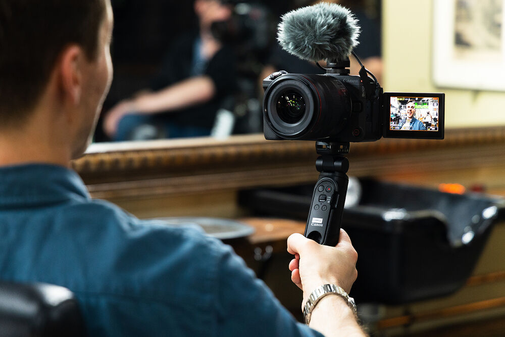 canon-r10-vlogging-handheld.jpg
